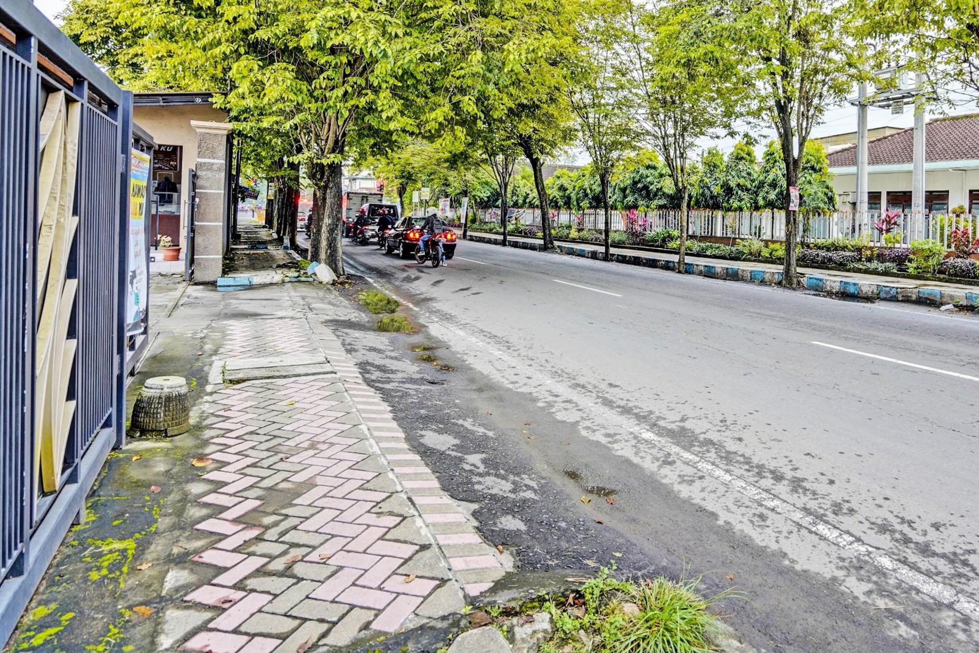 Oyo Life 92190 Arya Guest House Tulungagung Εξωτερικό φωτογραφία