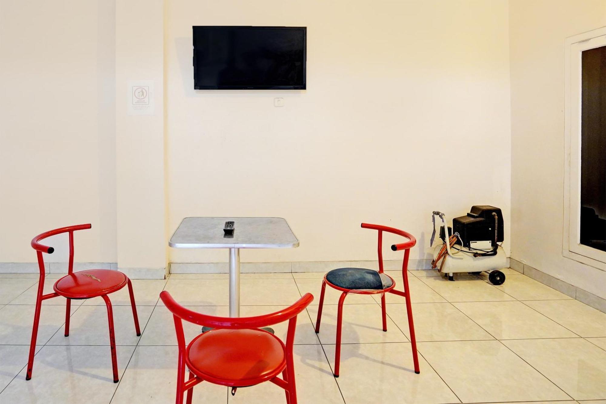 Oyo Life 92190 Arya Guest House Tulungagung Εξωτερικό φωτογραφία
