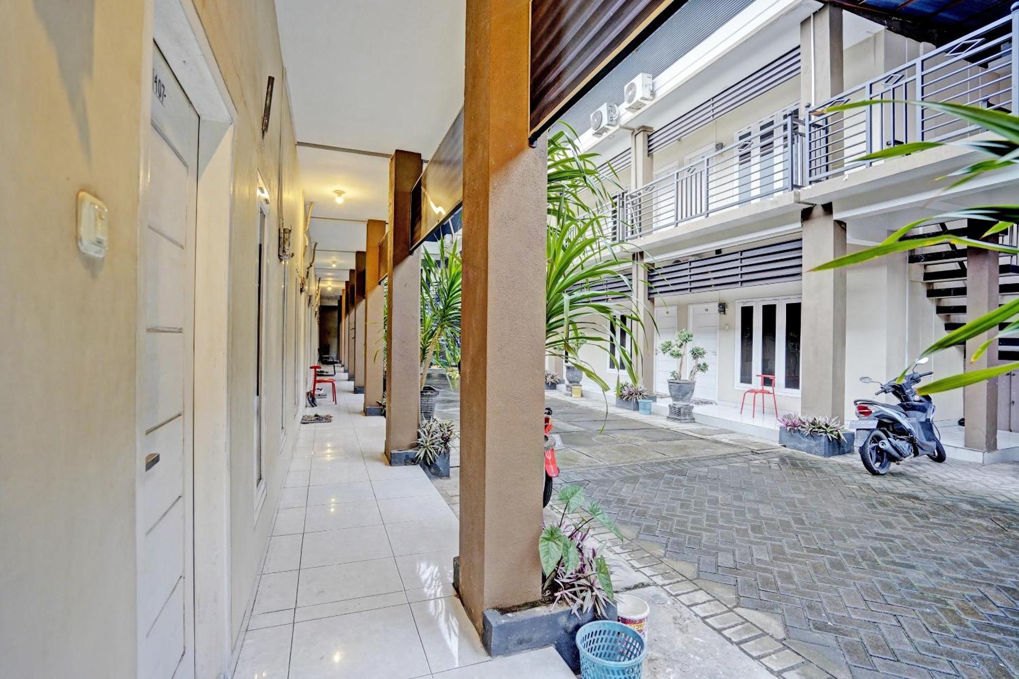 Oyo Life 92190 Arya Guest House Tulungagung Εξωτερικό φωτογραφία