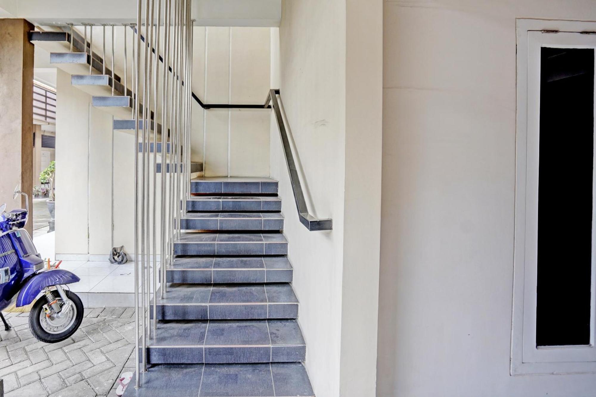 Oyo Life 92190 Arya Guest House Tulungagung Εξωτερικό φωτογραφία