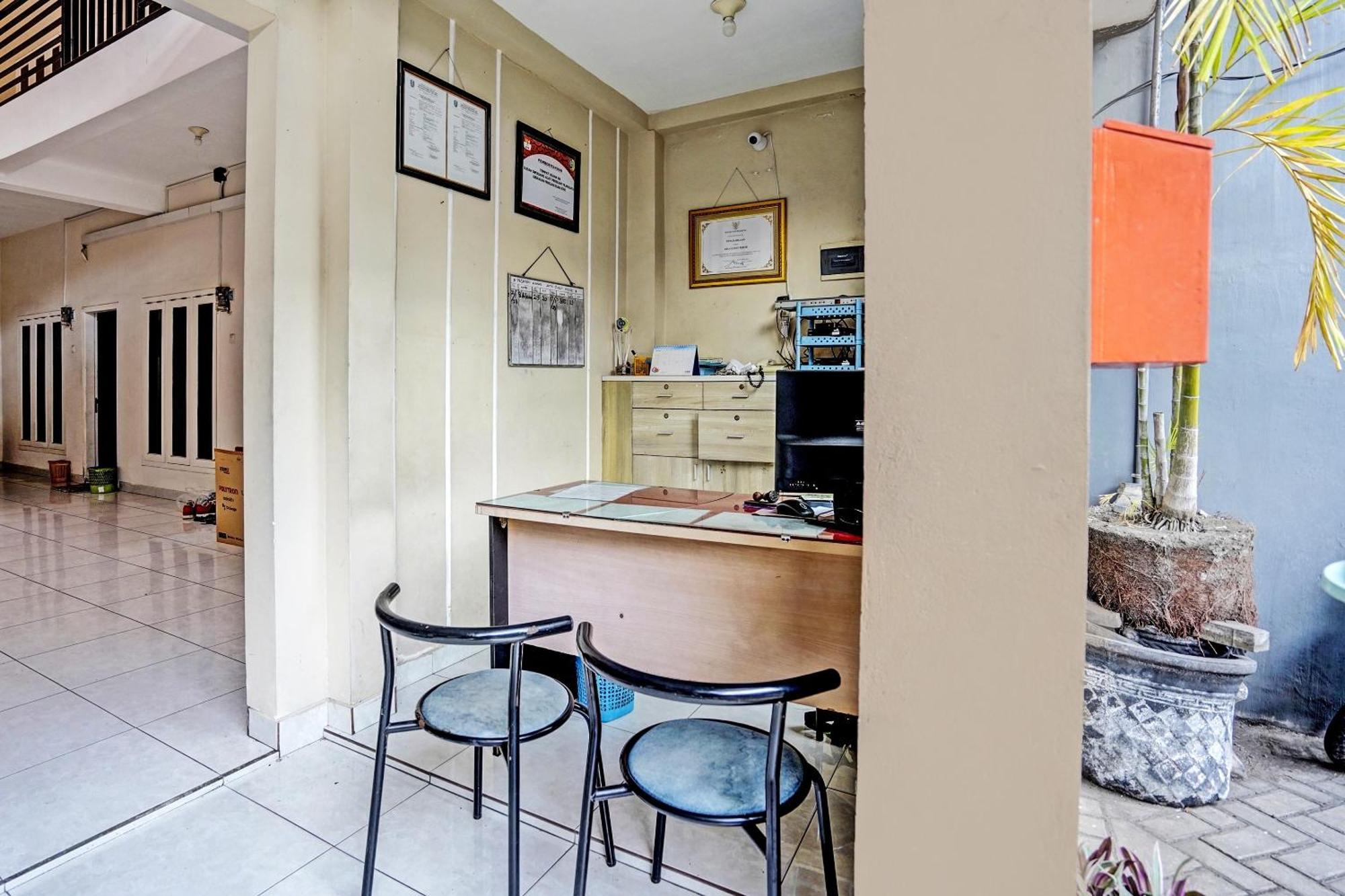 Oyo Life 92190 Arya Guest House Tulungagung Εξωτερικό φωτογραφία