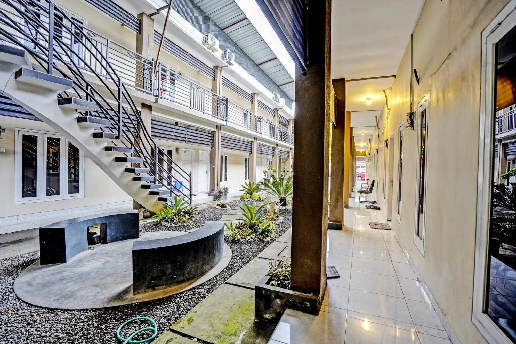 Oyo Life 92190 Arya Guest House Tulungagung Εξωτερικό φωτογραφία