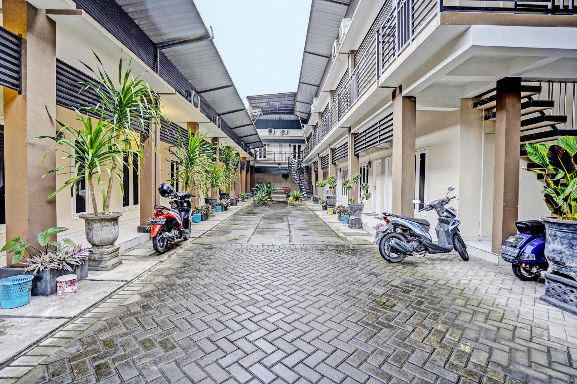 Oyo Life 92190 Arya Guest House Tulungagung Εξωτερικό φωτογραφία