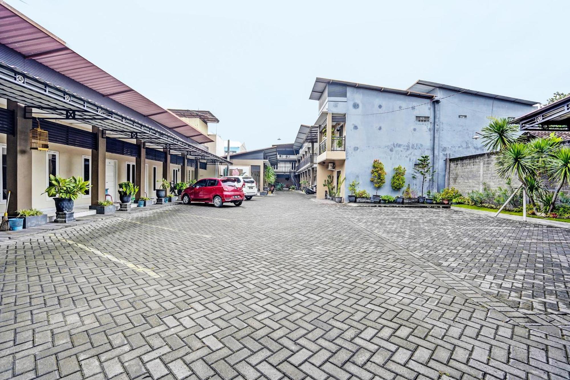 Oyo Life 92190 Arya Guest House Tulungagung Εξωτερικό φωτογραφία