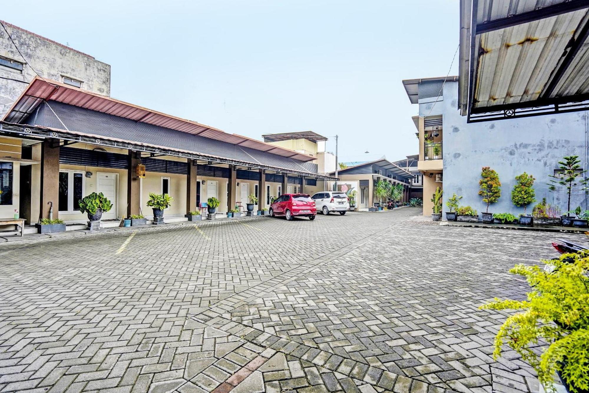 Oyo Life 92190 Arya Guest House Tulungagung Εξωτερικό φωτογραφία