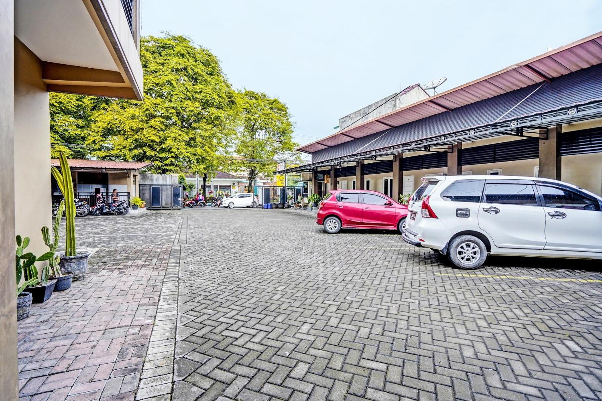Oyo Life 92190 Arya Guest House Tulungagung Εξωτερικό φωτογραφία
